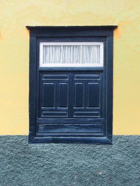 sarı bina duvarında ahşap pencere, seçici odak