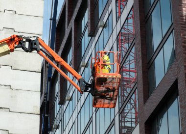 yükseltilmiş bir platformda inşaat işçisi