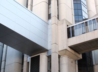 yürüyüş yolları ile geometrik açısal beton bina