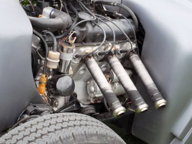 gümüş bir araç wi vintage hotrod motor altı silindirli motor