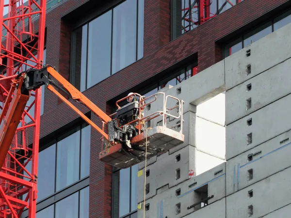 Modern binadaki yüksek inşaat platformunda çalışan işçiler