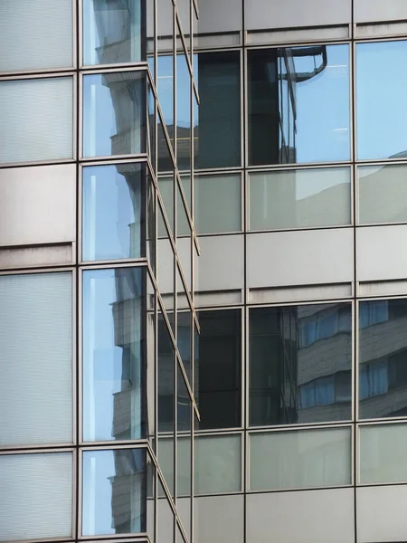반사 된 구름과 사무실 비즈니스 건물 창 — 스톡 사진