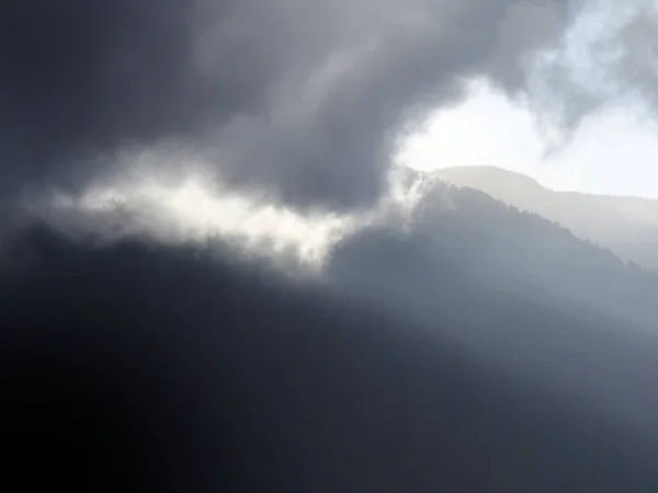 10에 그림자와 극적인 어렴풋이 폭풍 구름과 산 — 스톡 사진
