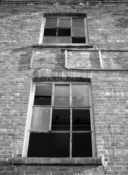 放棄された工業ビルの壊れた窓 — ストック写真