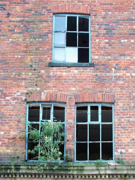 Розбиті вікна в покинутій цегляній будівлі — стокове фото
