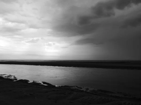 ビーチと海と荒天のノルサンブリアイングランド — ストック写真