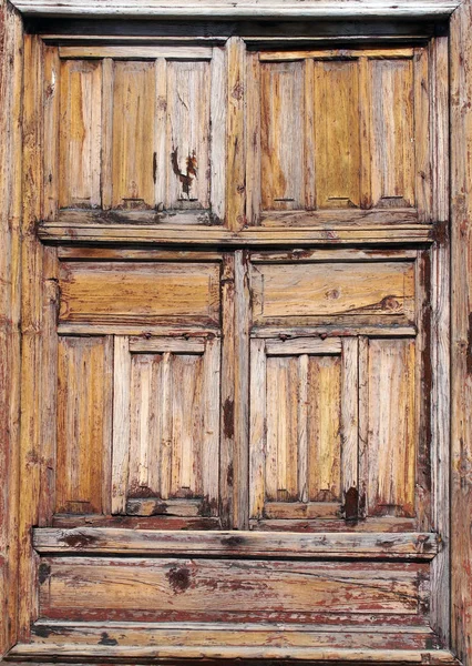 Velho desbotadas persianas de madeira quadro completo com descascamento verniz — Fotografia de Stock
