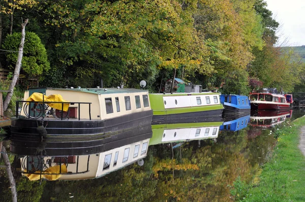 Barges and houseboats moored along the rochdale canal near hebde — Stock Photo, Image