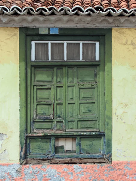 Altes traditionell grün lackiertes Fenster mit geschlossenen Rollläden mit p — Stockfoto