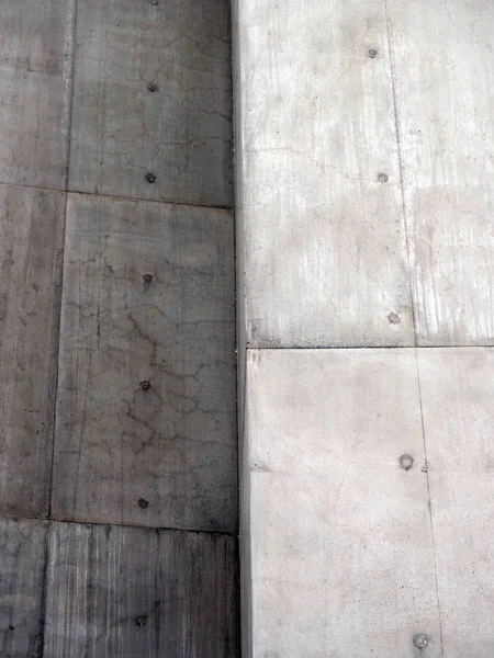 Kostnatá betonová stěna s otvory a rohy — Stock fotografie