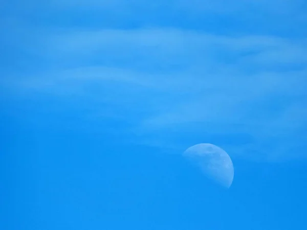 Mavi bir gökyüzünde soluk ay ve bulutlar — Stok fotoğraf