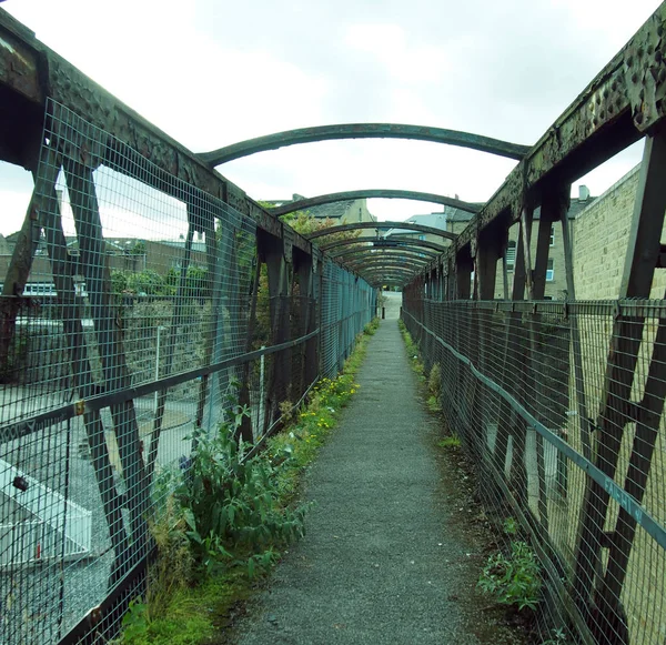 Perspetiva de uma antiga ponte férrea enferrujada em Halifax — Fotografia de Stock