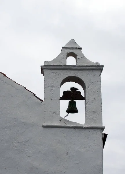 Quatre vieux panneaux de bois lambrissé portes extérieures avec vert décoloration craquelé peinture dans un cadre blanc et mur blanc en détresse — Photo