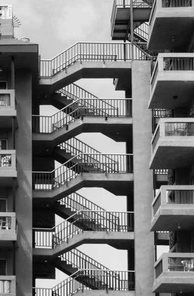 Velhos apartamentos de concreto em uma propriedade com escadas de ligação e — Fotografia de Stock