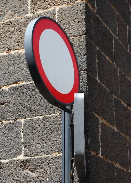 Circular ninguna entrada letrero europeo que marca una calle unidireccional fija t —  Fotos de Stock