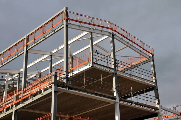 Steel frame and roof of a building under construction with orang — Stock Photo, Image