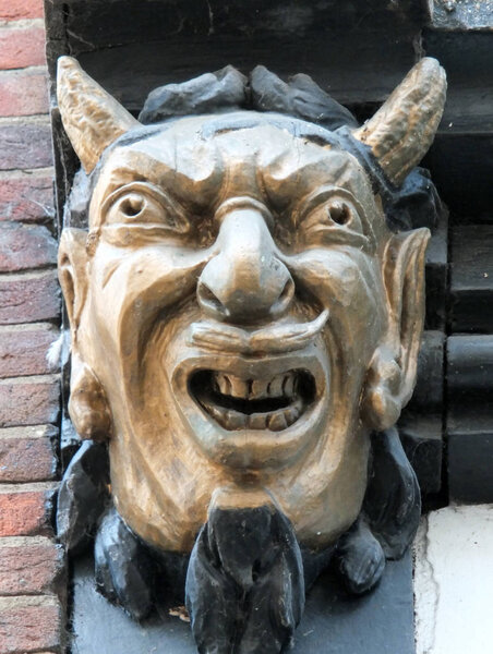 Горгульское дьявольское лицо на стене в Йорке
