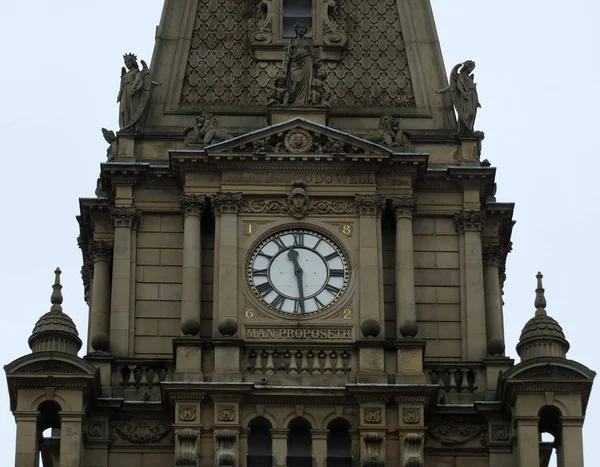 A torre e o relógio da prefeitura de Halifax, no oeste de yorkshire, e — Fotografia de Stock