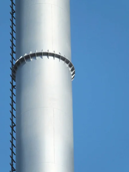 Metallo argento camino industriale contro cielo blu — Foto Stock