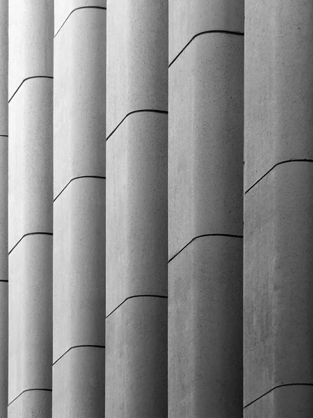 Современная бетонная брутальная стена с вертикальным литьем — стоковое фото