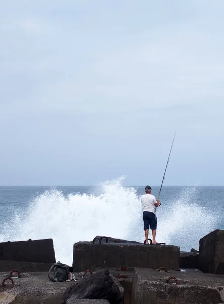 Vista Panorámica Del Mar Hombre Pescando —  Fotos de Stock