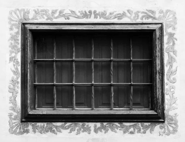 Όμορφο παλιό παράθυρο με λουστραρισμένο παράθυρο και σιδερένια μπαρ με — Φωτογραφία Αρχείου