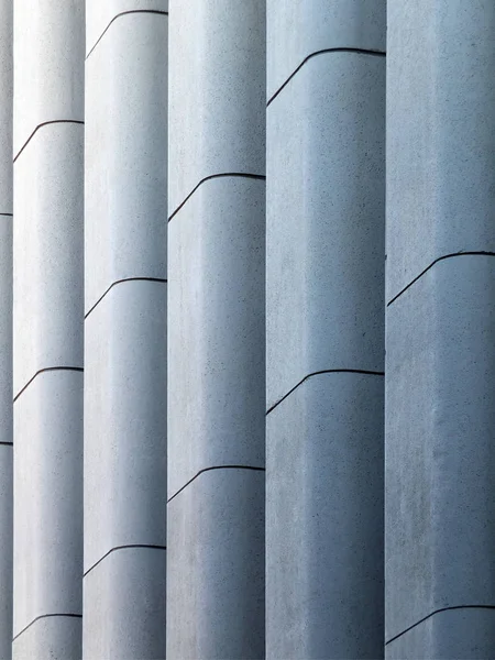 Moderna pared brutalista de hormigón con moldeo vertical —  Fotos de Stock