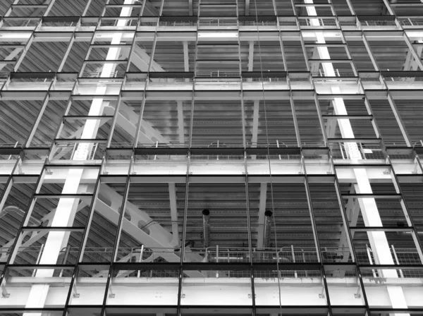 Cantiere o moderno sviluppo di uffici con struttura in metallo — Foto Stock