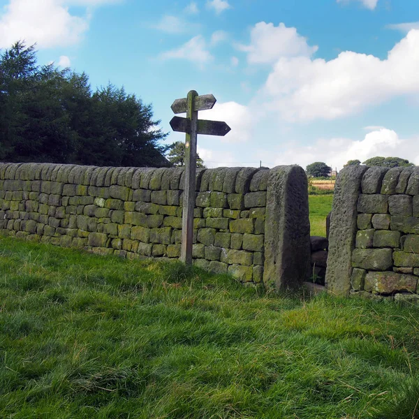 Mur de pierre sèche et panneau de marche dans la campagne de Calderdale à Wes — Photo
