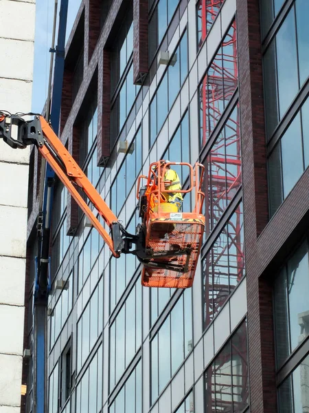 Bouwvakker Een Verhoogd Platform — Stockfoto