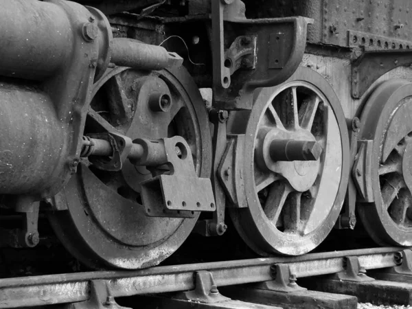 Vieille locomotive à vapeur avec roues rouillées et pièces manquantes — Photo