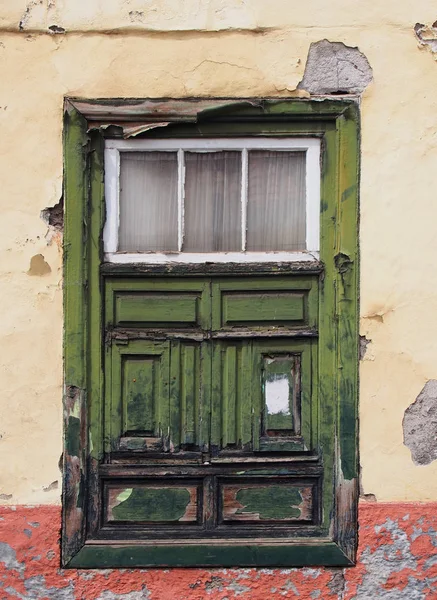 Grüne alte schäbige Fenster in einem verfallenden Haus mit verwittertem Holz — Stockfoto