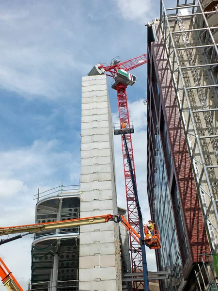 Kranen en werknemers op een grote bouwplaats — Stockfoto