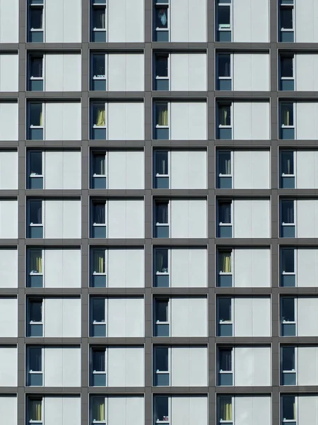Современное жилищное строительство с повторяющимися витринами — стоковое фото