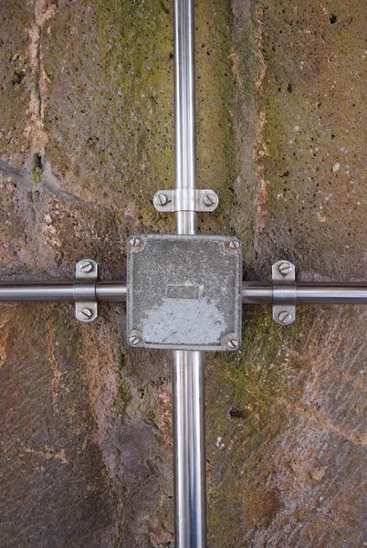 kanallar ve fikstu ile metal açık elektrik kavşak kutusu