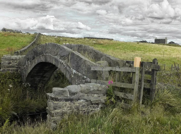 Un ancien pont médiéval en pierre à Colden près de hebden — Photo