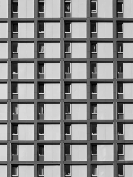 现代住房开发与重复模式窗口 — 图库照片