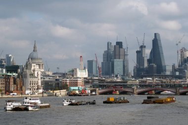 Londra, İngiltere - 03 Kasım 2017: Londra'nın modern finans binaları ve arka planda görünen tarihi merkezi ile öğleden sonra thames üzerinde nehir mavnaları