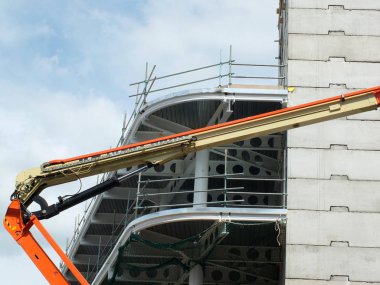 vinç ve metal çerçeveli modern şantiye 