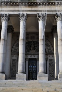 Yorkshire Leeds belediye binasıgiriş kapısı ve sütunları
