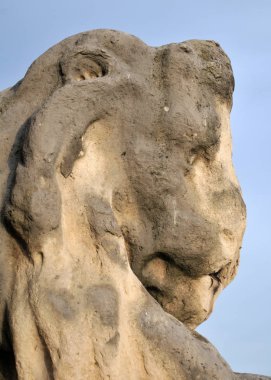 Yıpranmış eski bir aslan heykeli. 