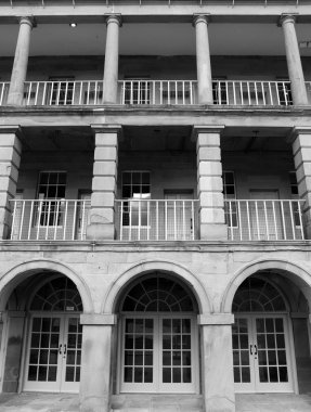 balkonlu bina, siyah beyaz