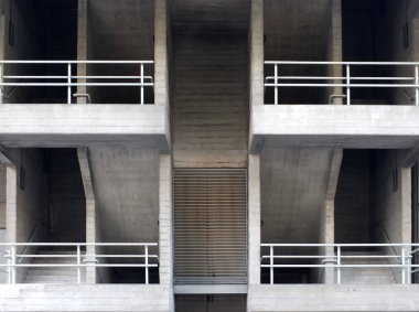 eski bir brutalist tip buildi beton merdivenler ve yürüyüş yolları