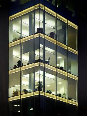 geometrik windo ile geceleri aydınlatılmış modern ofis binası