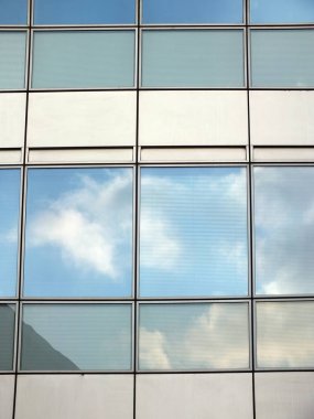 yansıyan bulutlar ile ofis iş binası pencereleri