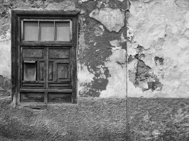 çürüyen tuğla kırık ile boş metruk küçük evin detay