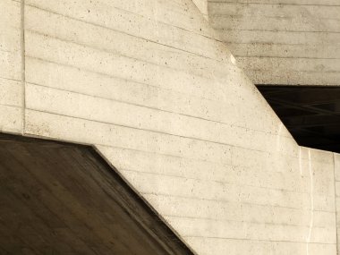 beton bruta ile beton duvarlar ve açılı yüzeyler ve yamaçlar