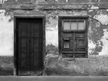 çürüyen tuğla kırık alçı ile boş terk edilmiş küçük ev bir