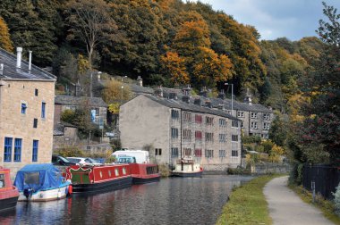 rochdale kanal w mavnalar ve houseboats ile hebden köprü