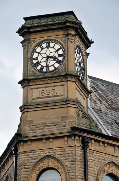 ヘブデン橋西ヨークシャーの石塔の古い時計 — ストック写真